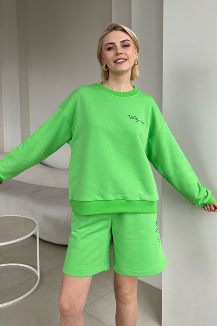 Зеленый спортивный костюм с шортами