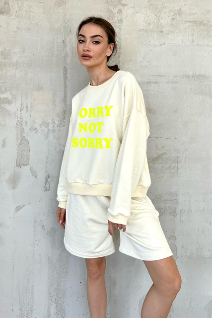 Спортивный костюм с шортами в молочном цвете с надписью «SORRY NOT SORRY»