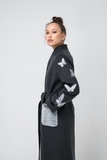 Пальто-халат с вышивкой бабочек и меховыми карманами