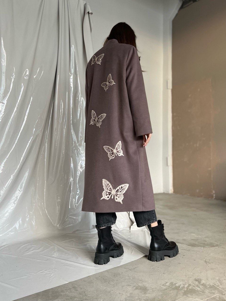 Пальто с бабочками в цвете какао