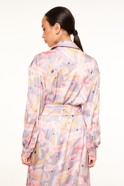 Платье-рубашка с поясом в сером цвете фламинго