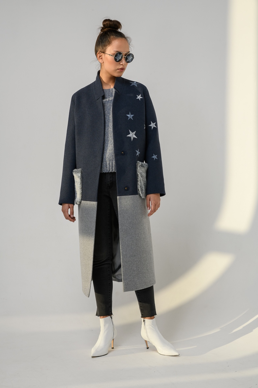 Двухцветное пальто с вышивкой в виде звезд