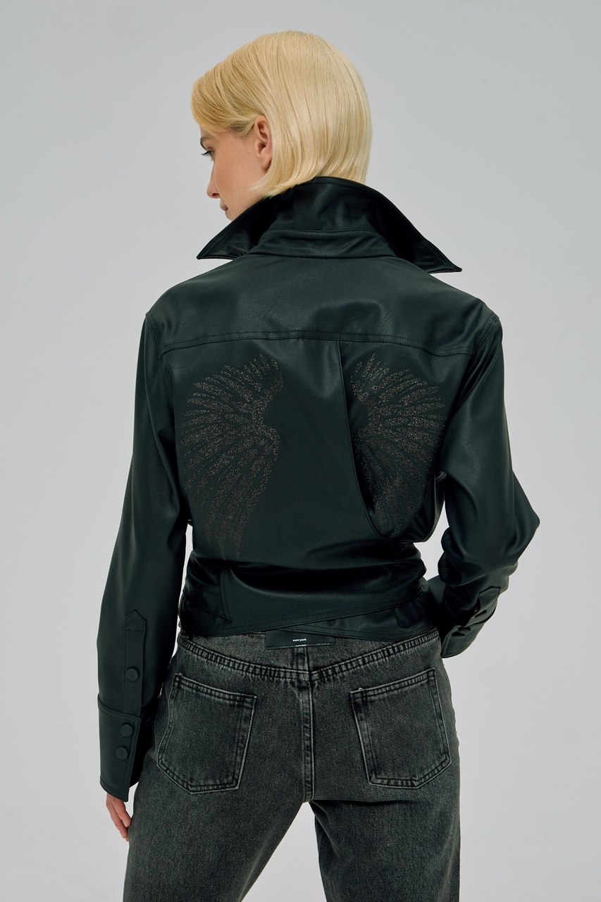 Черная куртка-рубашка с крыльями на спине
