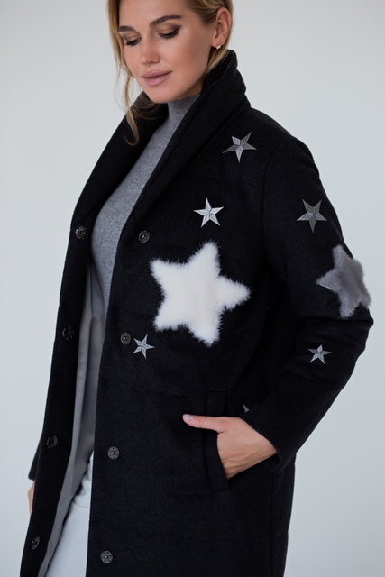 Темно-серое стеганое пальто с звездами