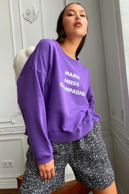 Хлопковый фиолетовый свитшот Mama needs champagne