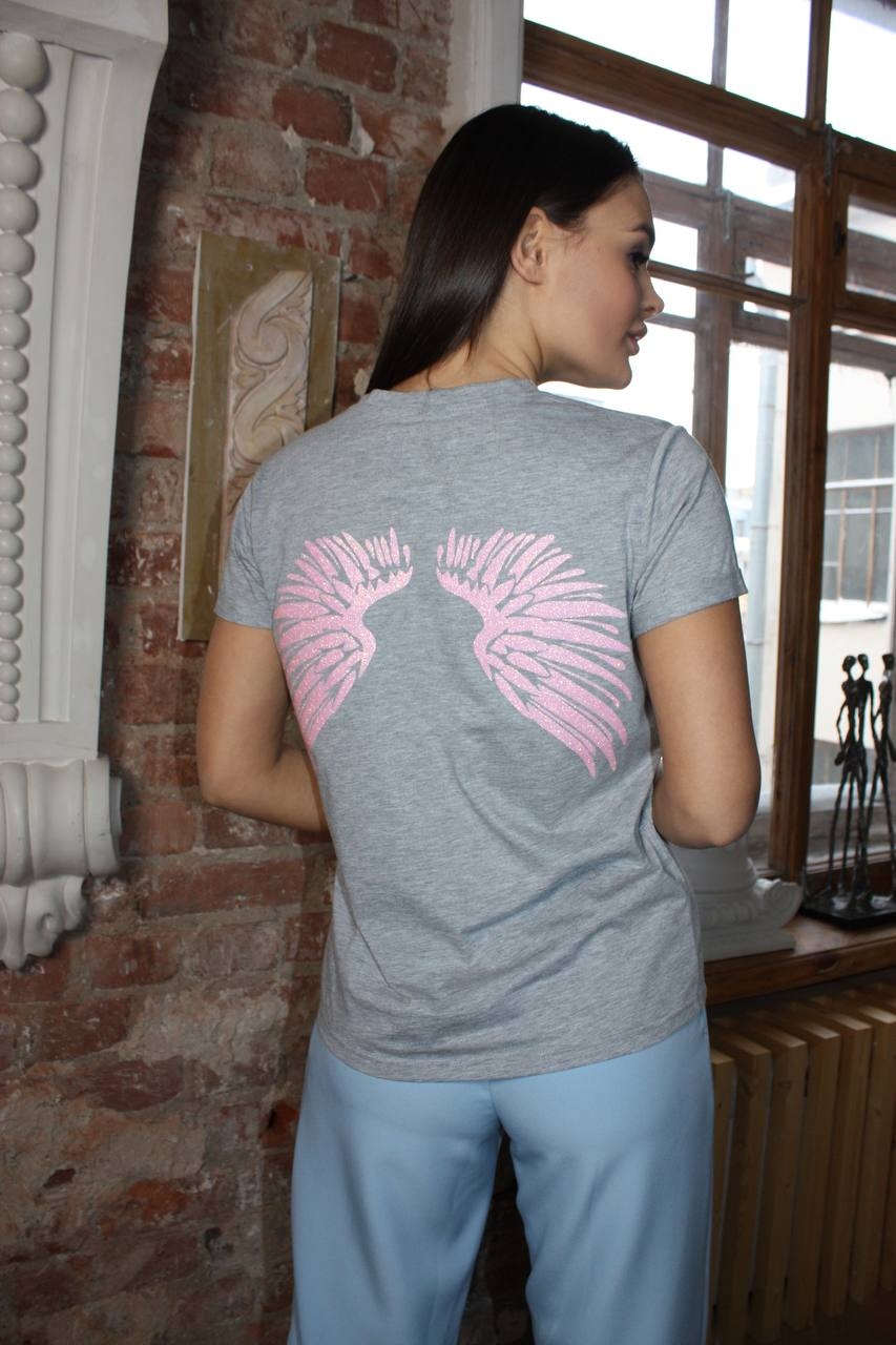 Серая футболка с розовым глиттерным принтом на спине