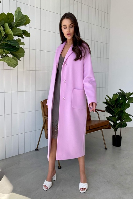 Розовое пальто с вышивкой на спине