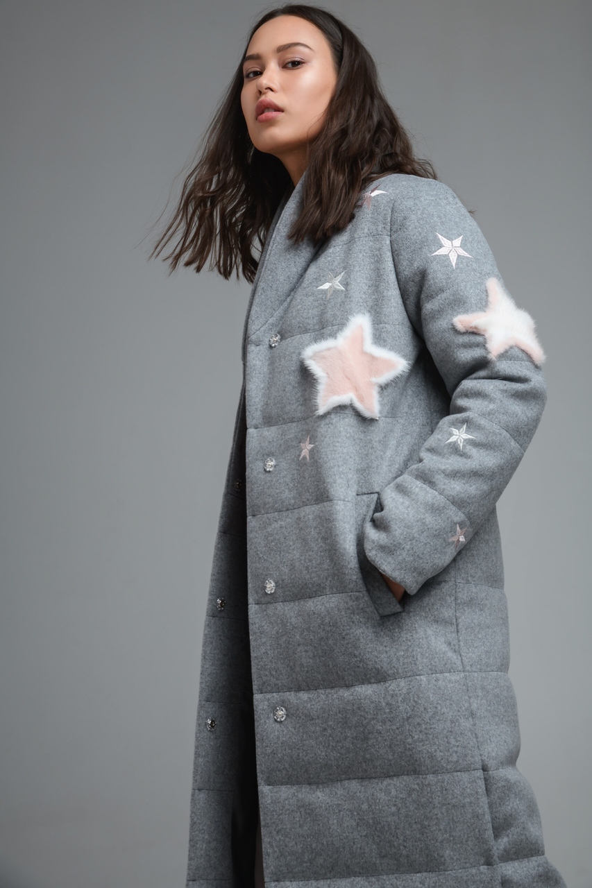Светло-серое стеганое пальто с звездами